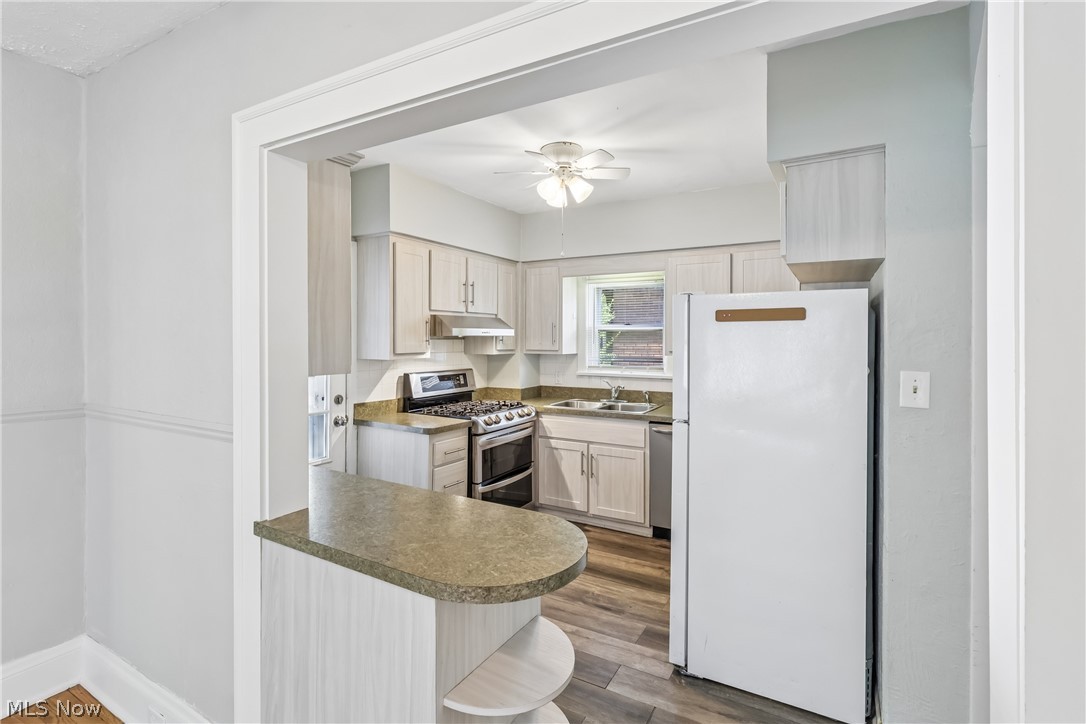 1674 Victoria Avenue Lakewood OH 44107