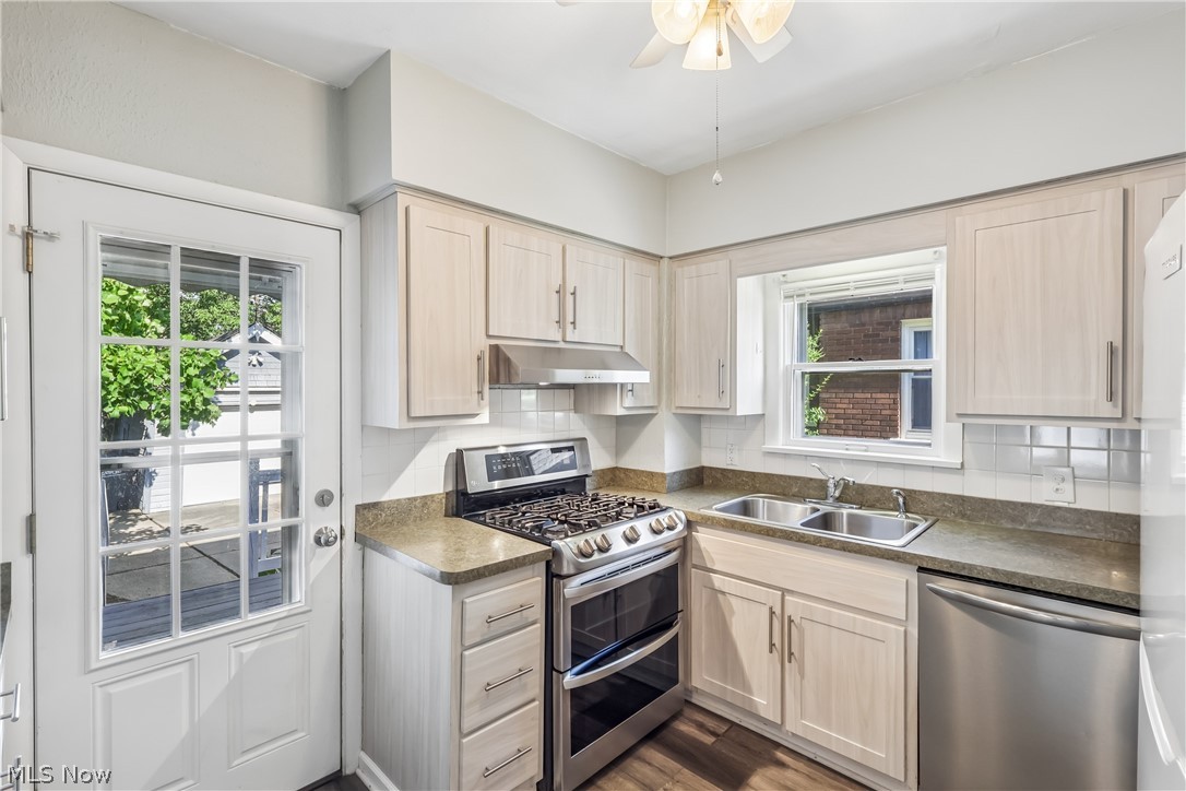 1674 Victoria Avenue Lakewood OH 44107