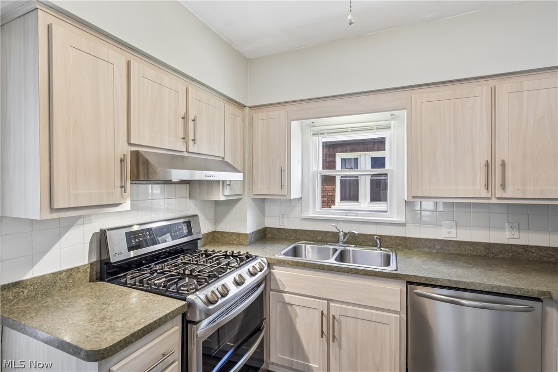 1674 Victoria Avenue Lakewood OH 44107