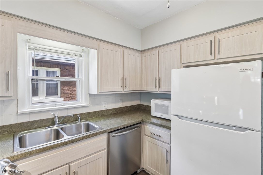 1674 Victoria Avenue Lakewood OH 44107