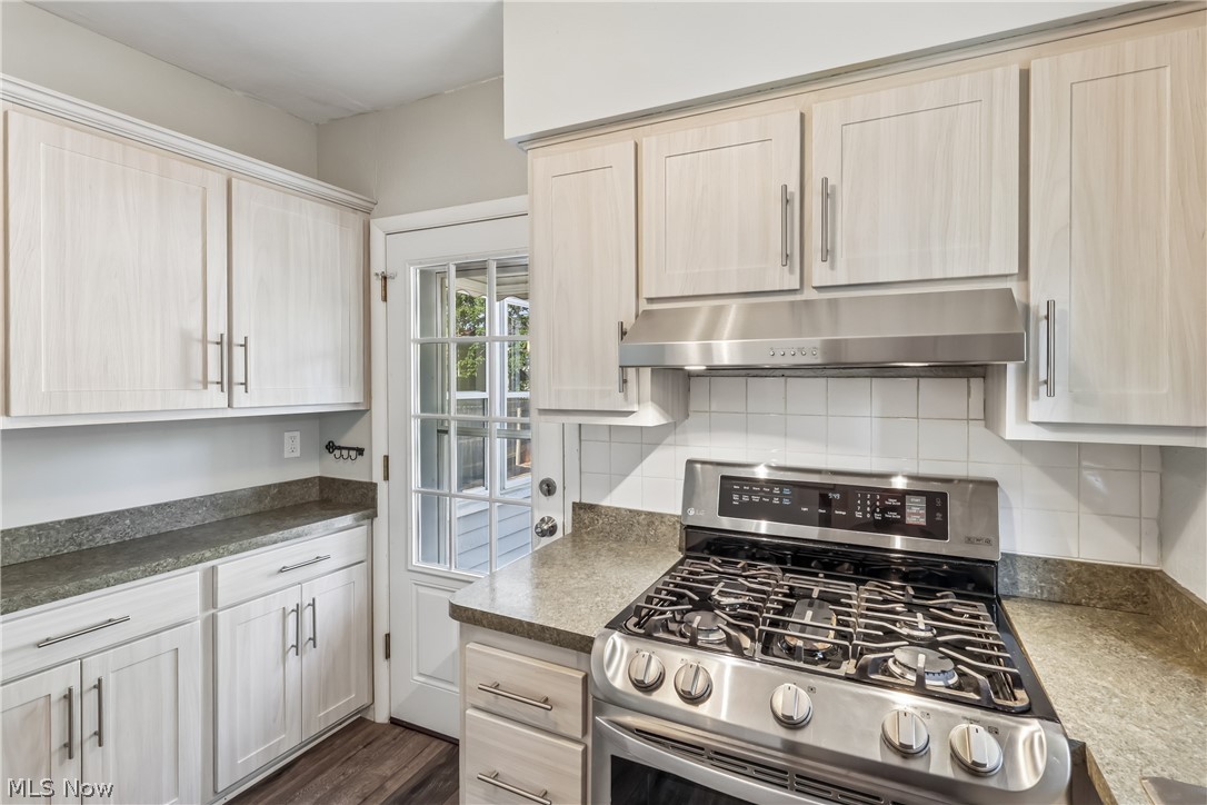 1674 Victoria Avenue Lakewood OH 44107