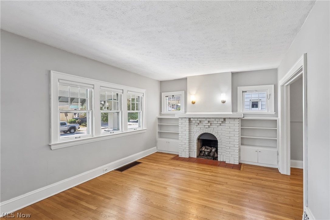 1674 Victoria Avenue Lakewood OH 44107