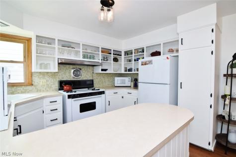 906 Davis Avenue Cuyahoga Falls OH 44221