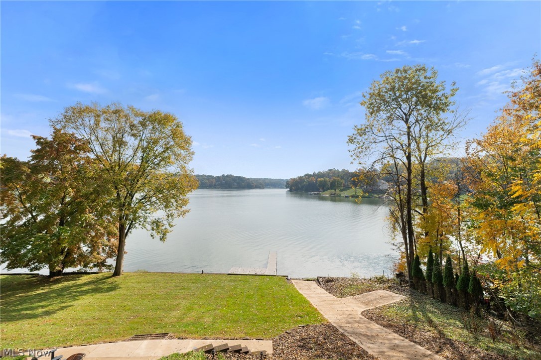 140 W Mohawk Drive Malvern OH 44644