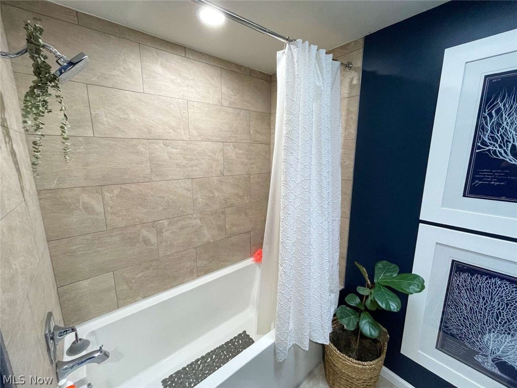 229 Old Oak Drive Cortland OH 44410
