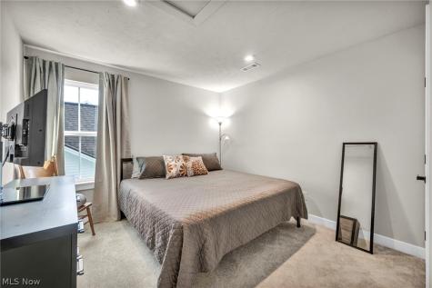 5394 Hawks Nest Circle Sheffield Lake OH 44054