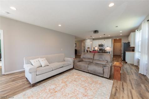 162 Kensington Way Elyria OH 44035