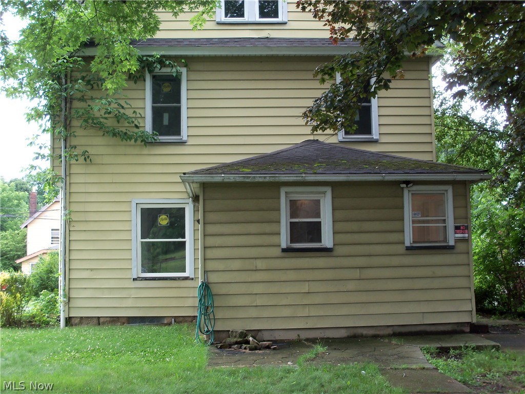 182 Elm Street Struthers OH 44471