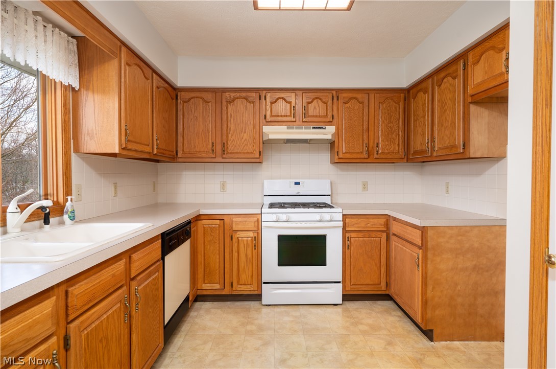 1389 N Milburn Square NE Bolivar OH 44612