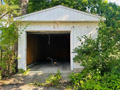 13809 Beachwood Avenue Cleveland OH 44105