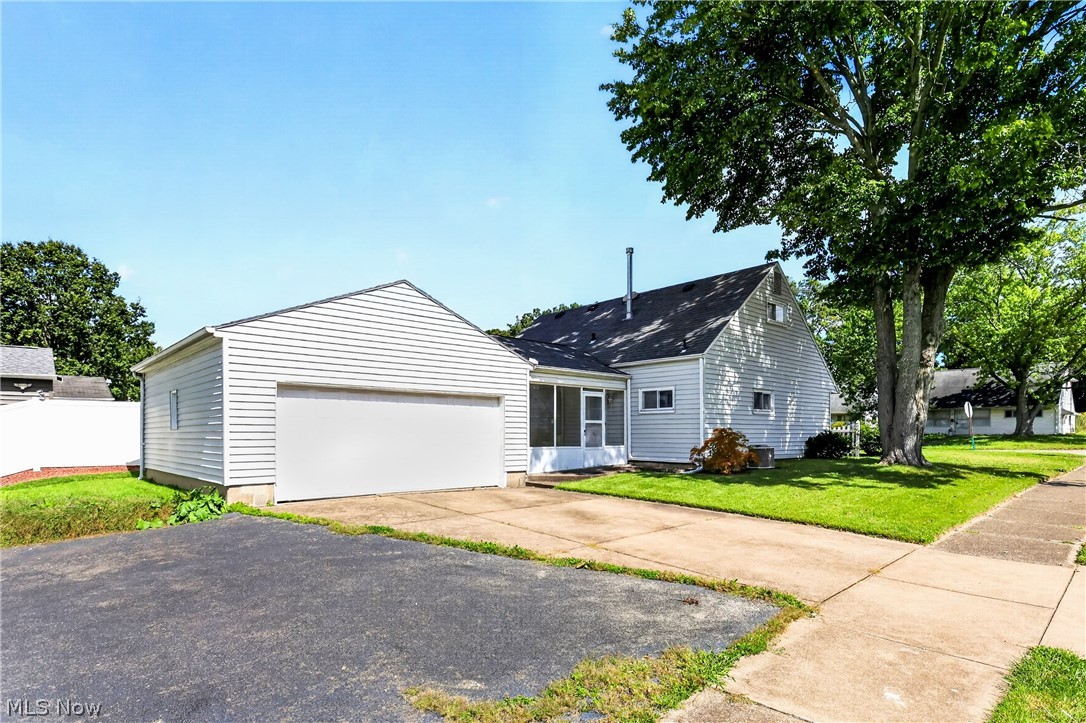214 Oak Knoll Street Niles OH 44446