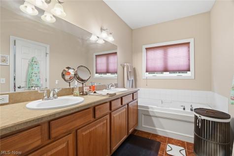8220 Manor Gate Way Mentor OH 44060