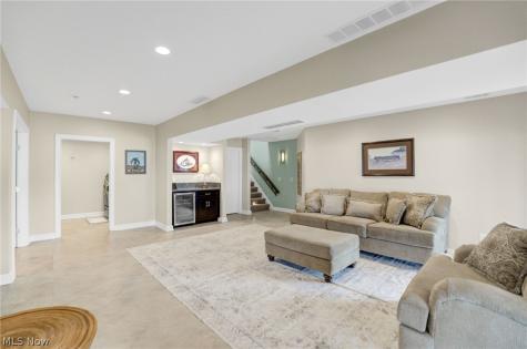 28 E Mohawk Drive Malvern OH 44644