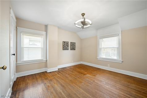 1320 Saint Charles Lakewood OH 44107
