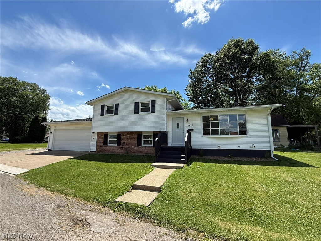 220 W 11th Street Uhrichsville OH 44683