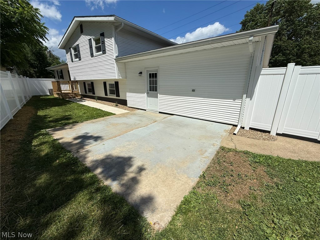 220 W 11th Street Uhrichsville OH 44683