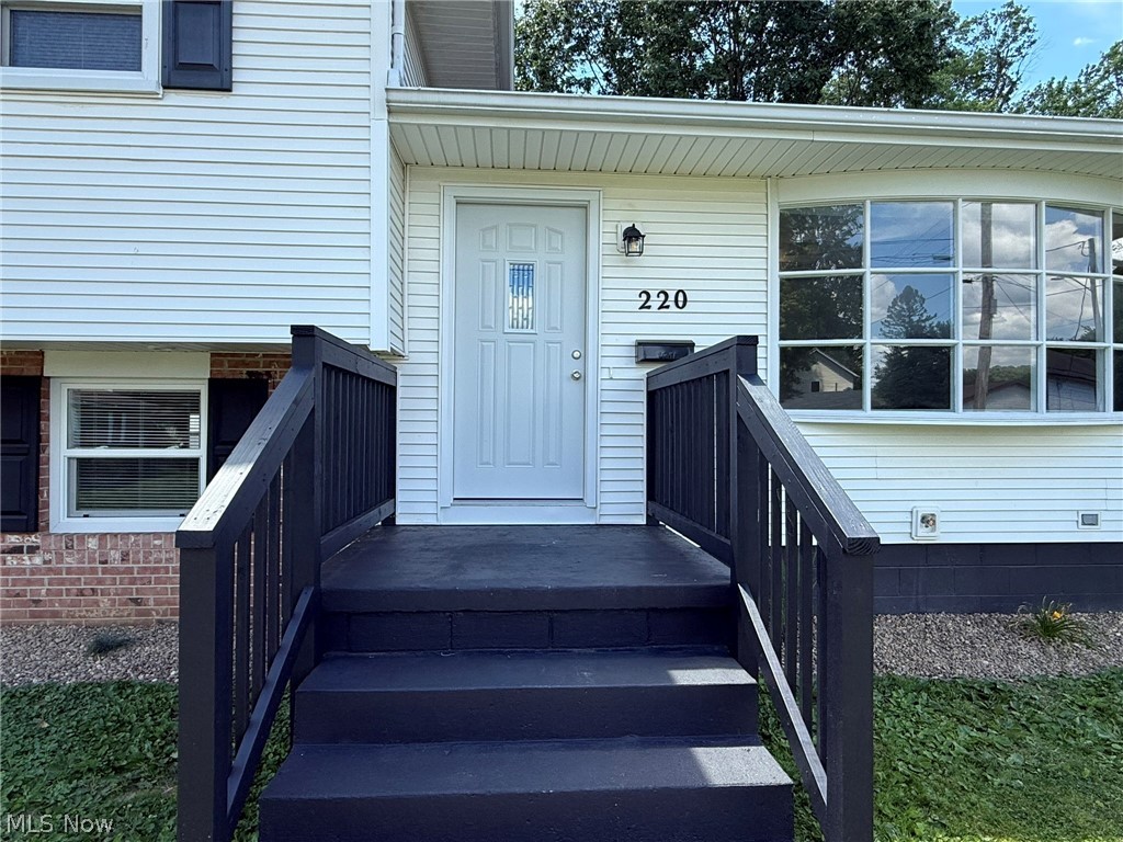 220 W 11th Street Uhrichsville OH 44683