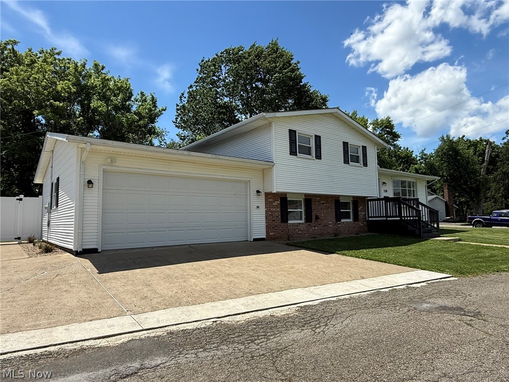 220 W 11th Street Uhrichsville OH 44683