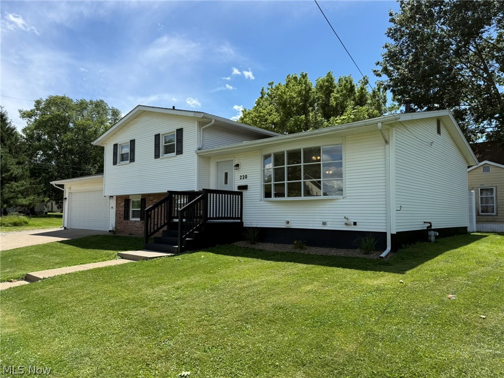 220 W 11th Street Uhrichsville OH 44683