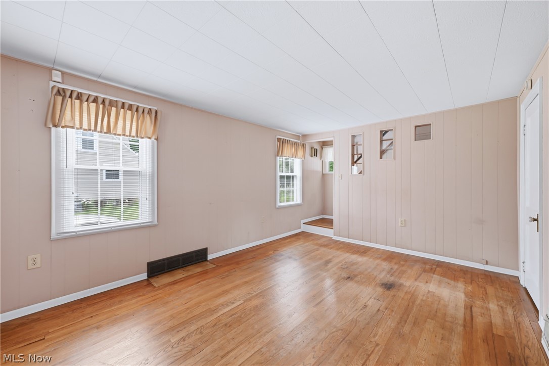 2036 Overland Avenue NE Warren OH 44483