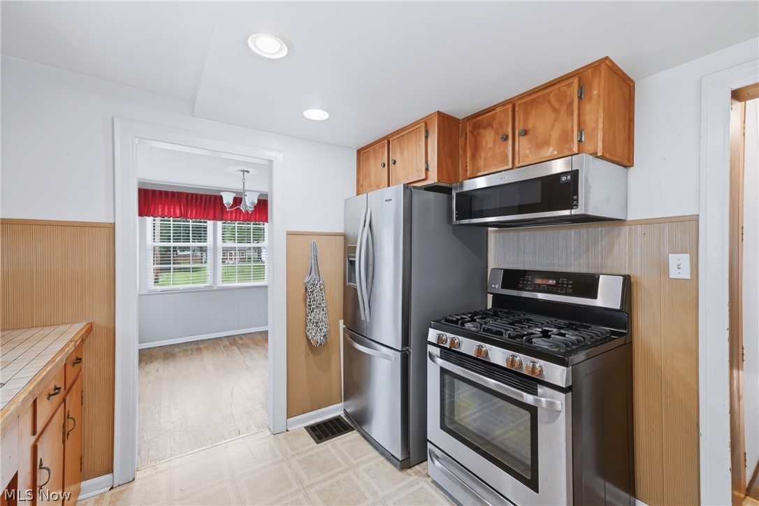 2036 Overland Avenue NE Warren OH 44483