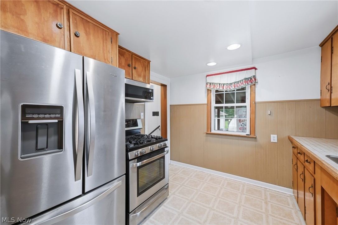 2036 Overland Avenue NE Warren OH 44483