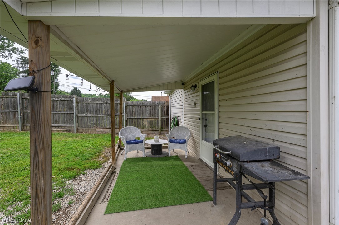 544 E High Street Uhrichsville OH 44683