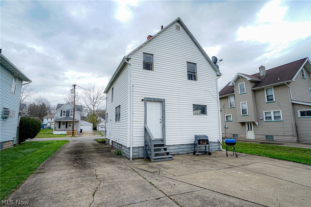 1069 Buena Vista Avenue NE Warren OH 44483