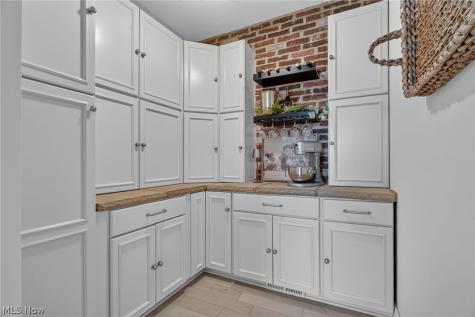 10276 Wolf Avenue NE Hartville OH 44632