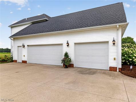 10276 Wolf Avenue NE Hartville OH 44632