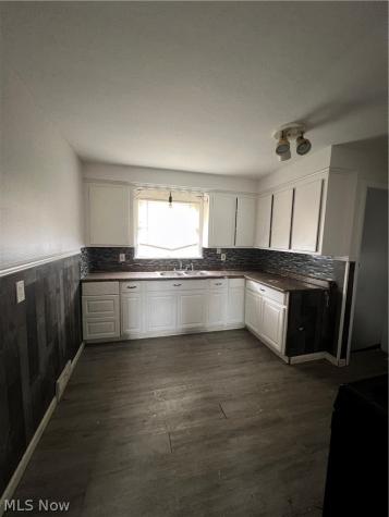11705 Farringdon Cleveland OH 44105