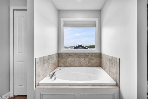 344 Heatherby NE Hartville OH 44632