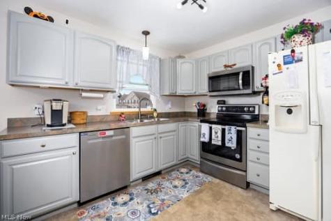 832 Queens Gate Way Wadsworth OH 44281