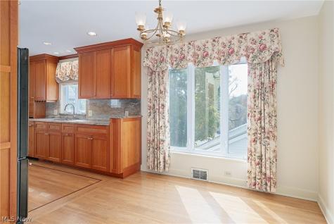 415 Fourth Square Marietta OH 45750