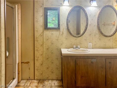 1879 Difford Drive Niles OH 44446