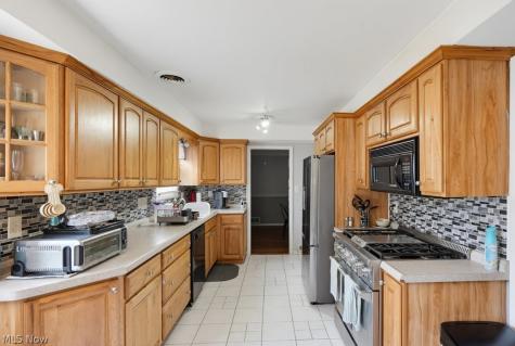 5228 Thornbury Road Lyndhurst OH 44124