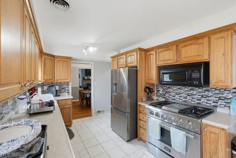 5228 Thornbury Road Lyndhurst OH 44124