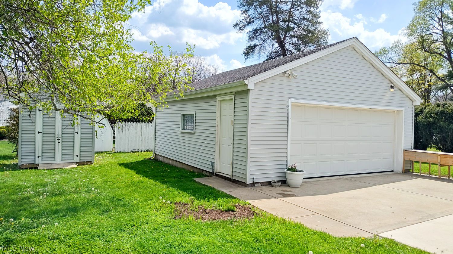 237 W Hopewell Drive Struthers OH 44471