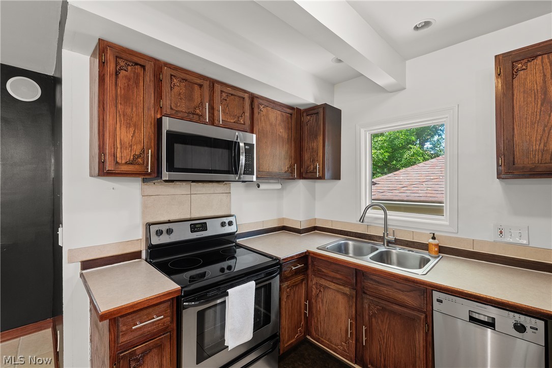 1395 Delia Avenue Akron OH 44320