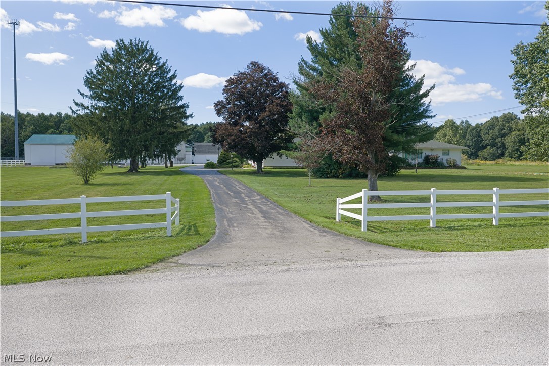 1325 Braceville Robinson Road Southington OH 44470