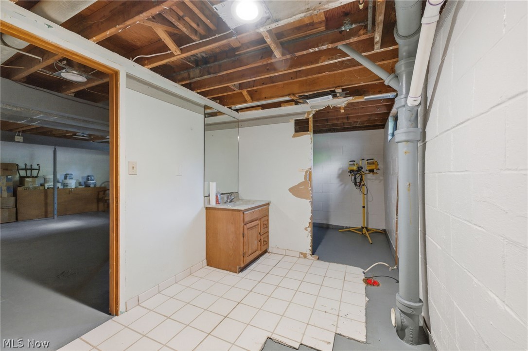 4676 Parkman Road NW Southington OH 44470