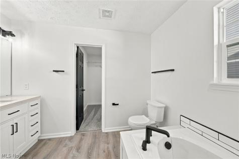 3382 Coopers Trail Lorain OH 44053