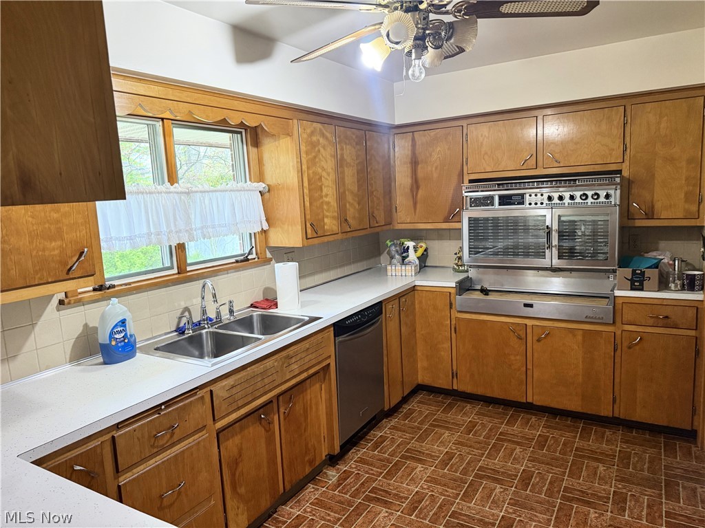 1952 Dodge Drive NW Warren OH 44485