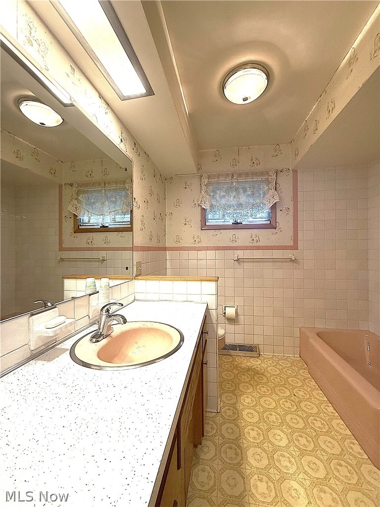 1952 Dodge Drive NW Warren OH 44485