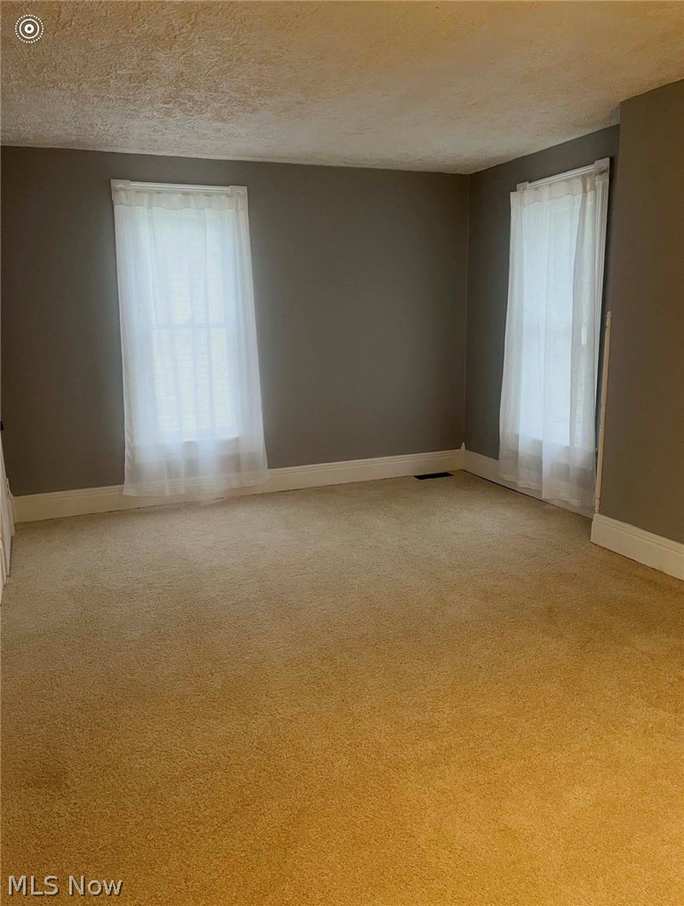 313 W 3rd Street Uhrichsville OH 44683