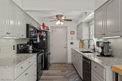 907 Lindy Lane Avenue SW North Canton OH 44720