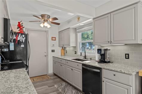 907 Lindy Lane Avenue SW North Canton OH 44720