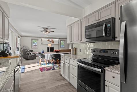 907 Lindy Lane Avenue SW North Canton OH 44720