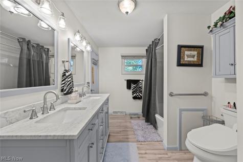 907 Lindy Lane Avenue SW North Canton OH 44720