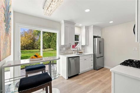 1516 Sunview Road Lyndhurst OH 44124
